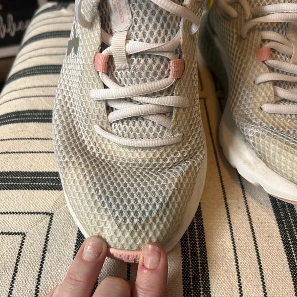 Women’s Under Armour tennis shoes - Picture 5 of 9